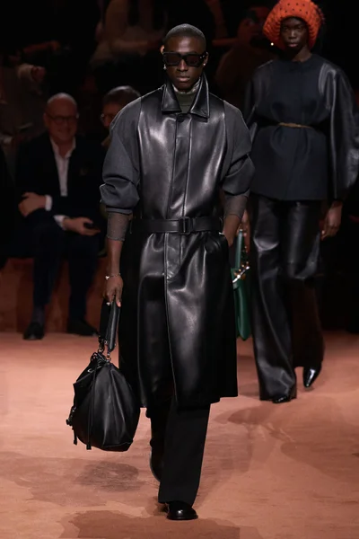 Look 16